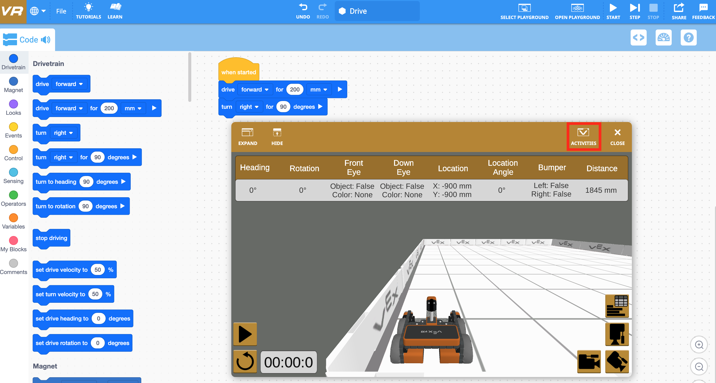 Captura de tela da interface VEXcode VR exibindo um ambiente de codificação baseado em blocos para programar um robô virtual, mostrando vários blocos de codificação e opções para os usuários aprenderem conceitos de codificação em um ambiente simulado.