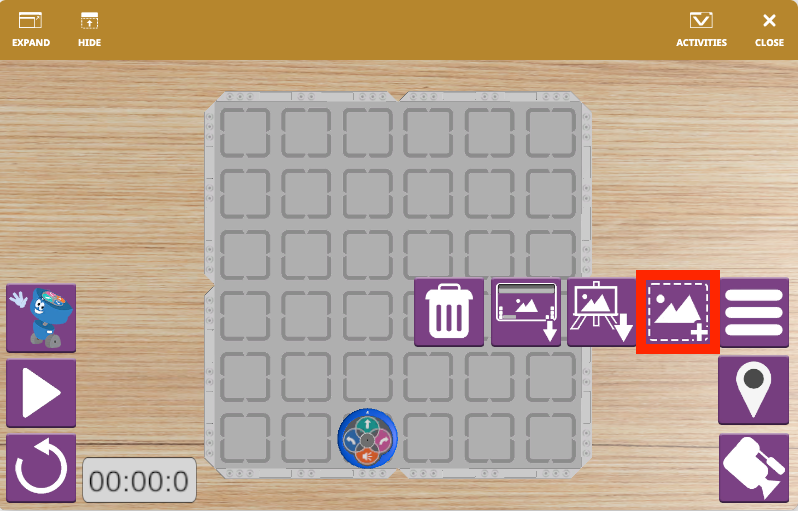 Képernyőkép a VEXcode VR 123 Playspace felületéről, amely bemutatja a blokk alapú kódolási környezetet, ahol a felhasználók virtuális robotot programozhatnak, amelyet oktatási célokra terveztek a STEM tanulásban.