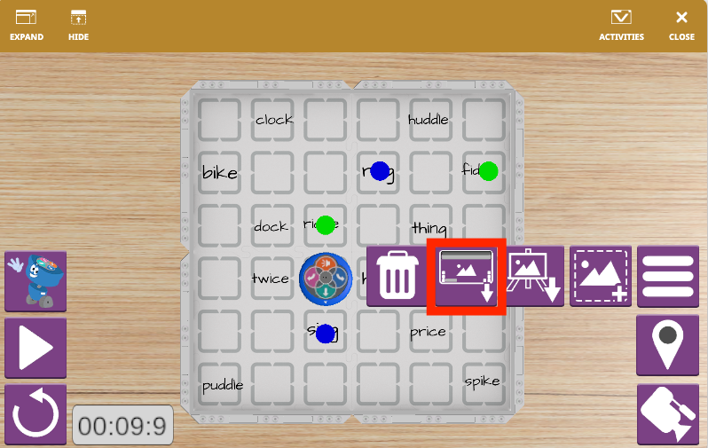 123 Playspace VEXcode VR ekrano kopija, kurioje demonstruojama virtuali roboto aplinka su blokine kodavimo sąsaja, skirta mokytis kodavimo sąvokų ir robotikos principų edukacinėje aplinkoje.