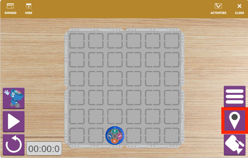 VEXcode VR 123 Playspace ekrānuzņēmums, kurā parādīts virtuāls robots un uz blokiem balstīts kodēšanas interfeiss, kas paredzēts lietotājiem, lai izglītojošā vidē apgūtu kodēšanas koncepcijas un robotikas principus.