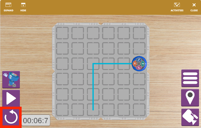 Screenshot del 123 Playspace in VEXcode VR, che mostra un ambiente robotico virtuale in cui gli utenti possono creare e testare il codice. L'interfaccia include elementi di codifica basati su blocchi pensati per i principianti e opzioni avanzate basate su testo per la programmazione.