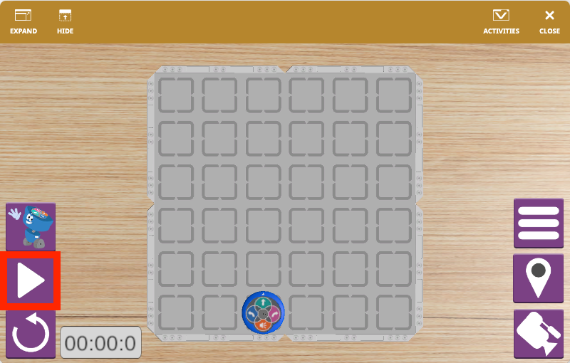 Snímek obrazovky rozhraní VEXcode VR 123 Playspace, představující virtuálního robota a kódovací bloky používané k programování, navržený tak, aby studentům a pedagogům v simulovaném prostředí usnadnil učení v kódování a robotice.