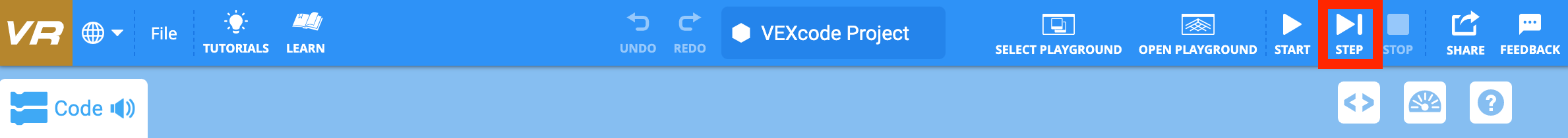 VEXcode VR интерфейсінің скриншоты, VIQC Pitching In (2021-2022) шақыруына арналған бағдарламалау ортасын көрсетеді, блокқа негізделген кодтау опциялары және STEM оқытудағы білім беру мақсаттарына арналған виртуалды робот.
