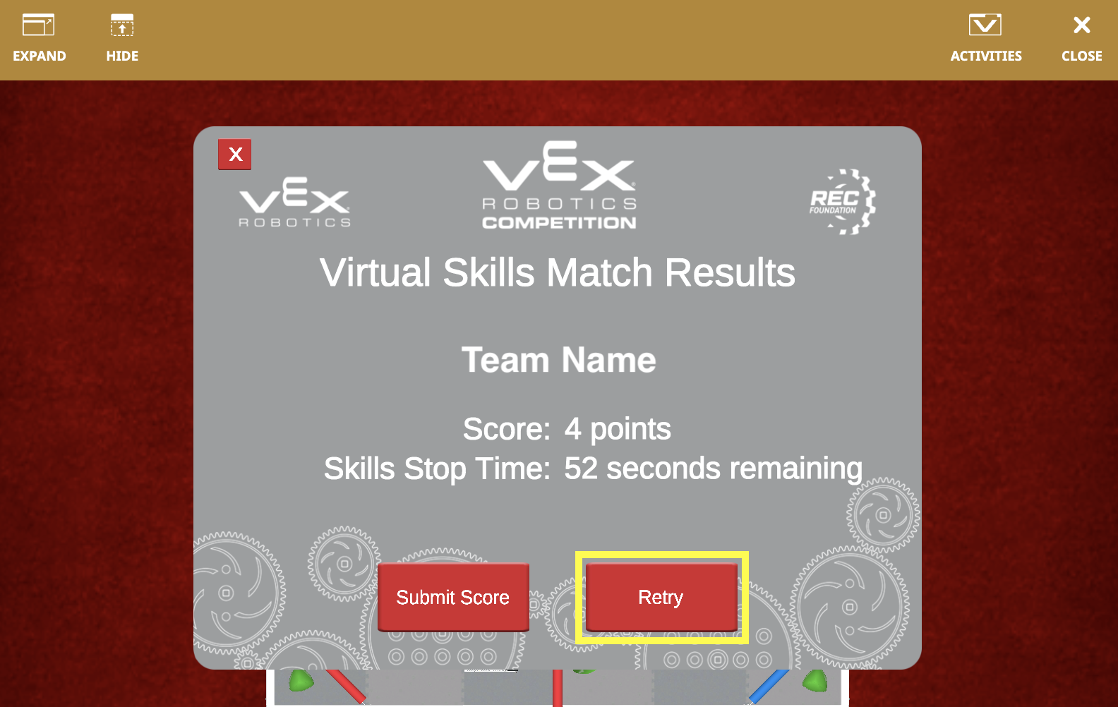 อินเทอร์เฟซ VEXcode VR ที่แสดงความท้าทาย VRC Over Under สำหรับปี 2023-2024 โดยแสดงหุ่นยนต์เสมือนจริงและตัวเลือกการเขียนโค้ดแบบบล็อกสำหรับงานการเขียนโปรแกรมที่เกี่ยวข้องกับการศึกษา STEM
