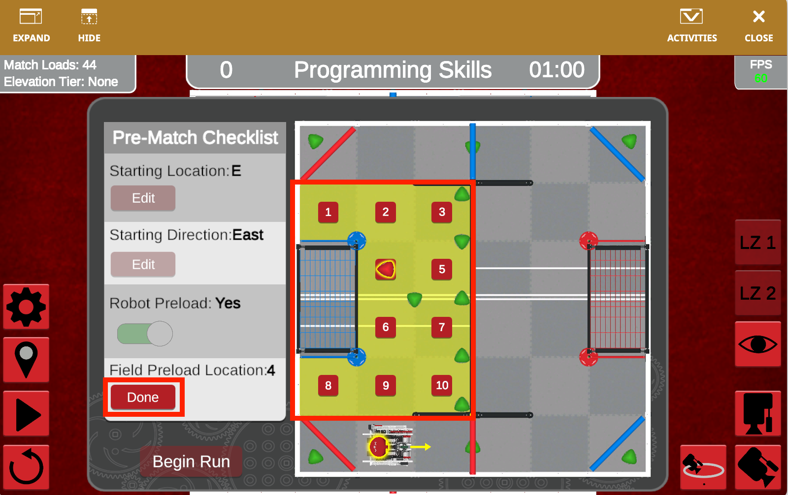 Diagramma, kas ilustrē VRC Over Under spēles laukuma izkārtojumu 2023.–2024. gada sezonai, parāda zonas, punktu gūšanas apgabalus un robotu ceļus VEXcode VR programmēšanas vidē.