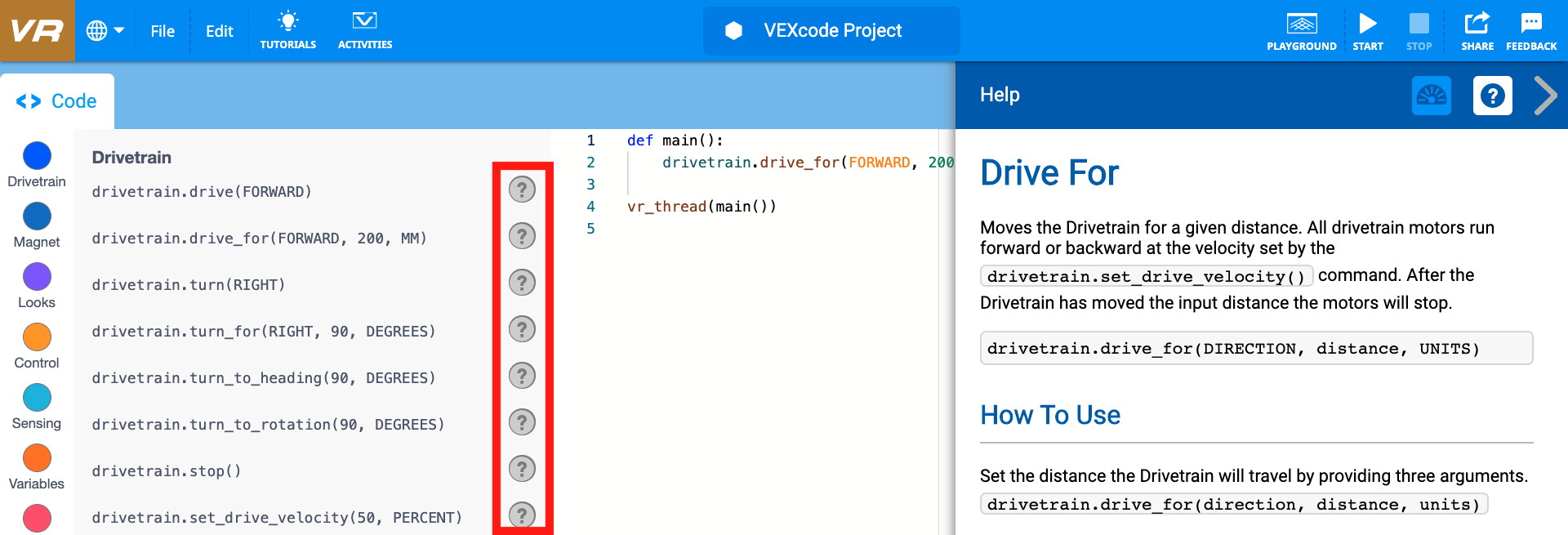 Ikona pomocy w VEXcode VR, przedstawiona jako znak zapytania, wskazuje na dostępną pomoc dla użytkowników w sekcji Pomoc projektu w środowisku programowania online.