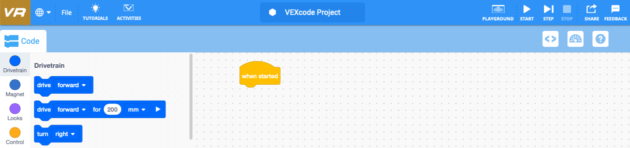 VEXcode VR saskarnes ekrānuzņēmums, kurā redzama projekta palīdzības sadaļa, kurā ir iekļautas bloku kodēšanas iespējas un virtuāls robots, kas izstrādāts, lai palīdzētu lietotājiem apgūt kodēšanas koncepcijas un atkļūdot simulētā vidē.