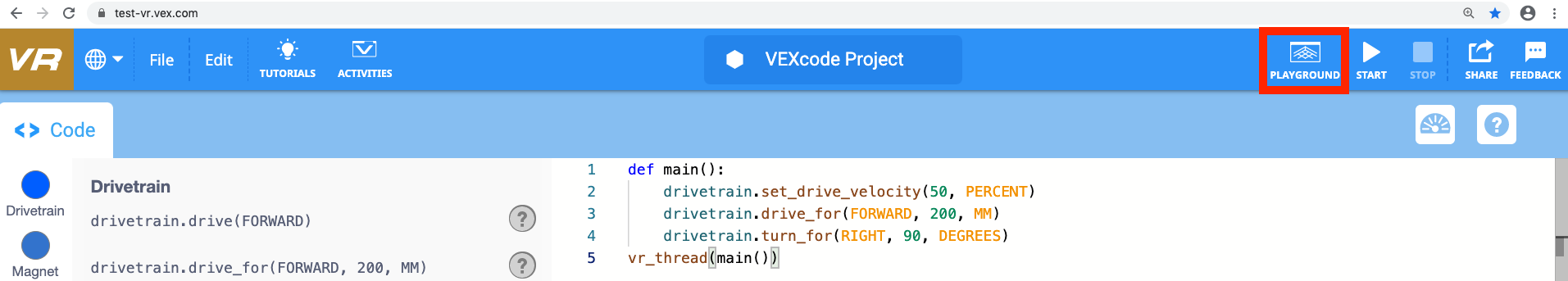 Tlačítko označené 'Select Playground' ve VEXcode VR se používá k výběru virtuálního prostředí pro programování a testování kódovacích projektů s virtuálním robotem.