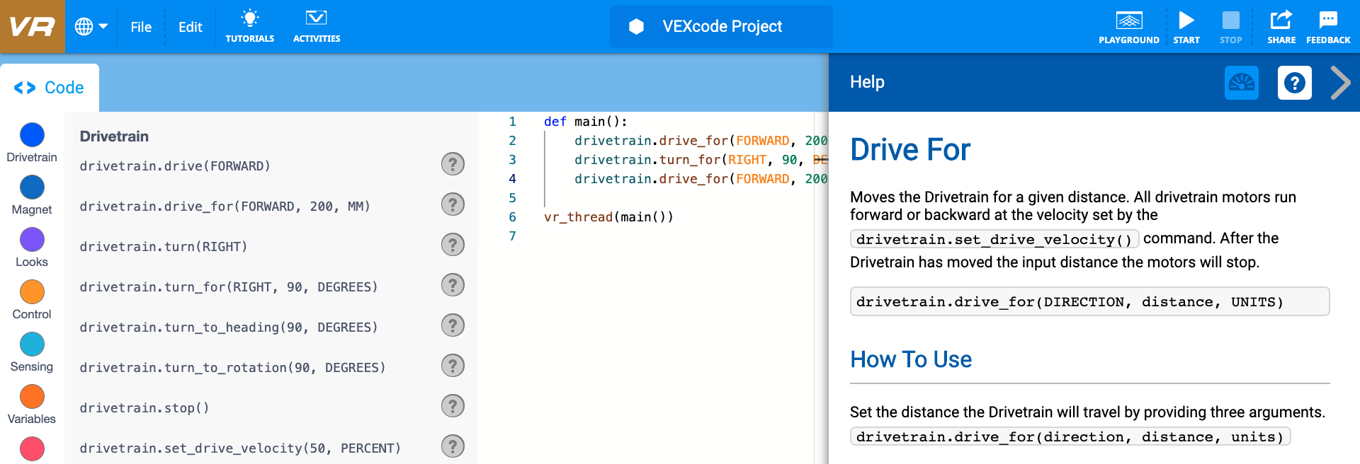 Snímek obrazovky s nápovědou k projektu VEXcode VR, zobrazující možnosti kontextového výběru pro programování virtuálního robota, s uživatelsky přívětivým rozhraním s prvky blokového kódování a pokyny pro studenty a pedagogy ve vzdělávání STEM.