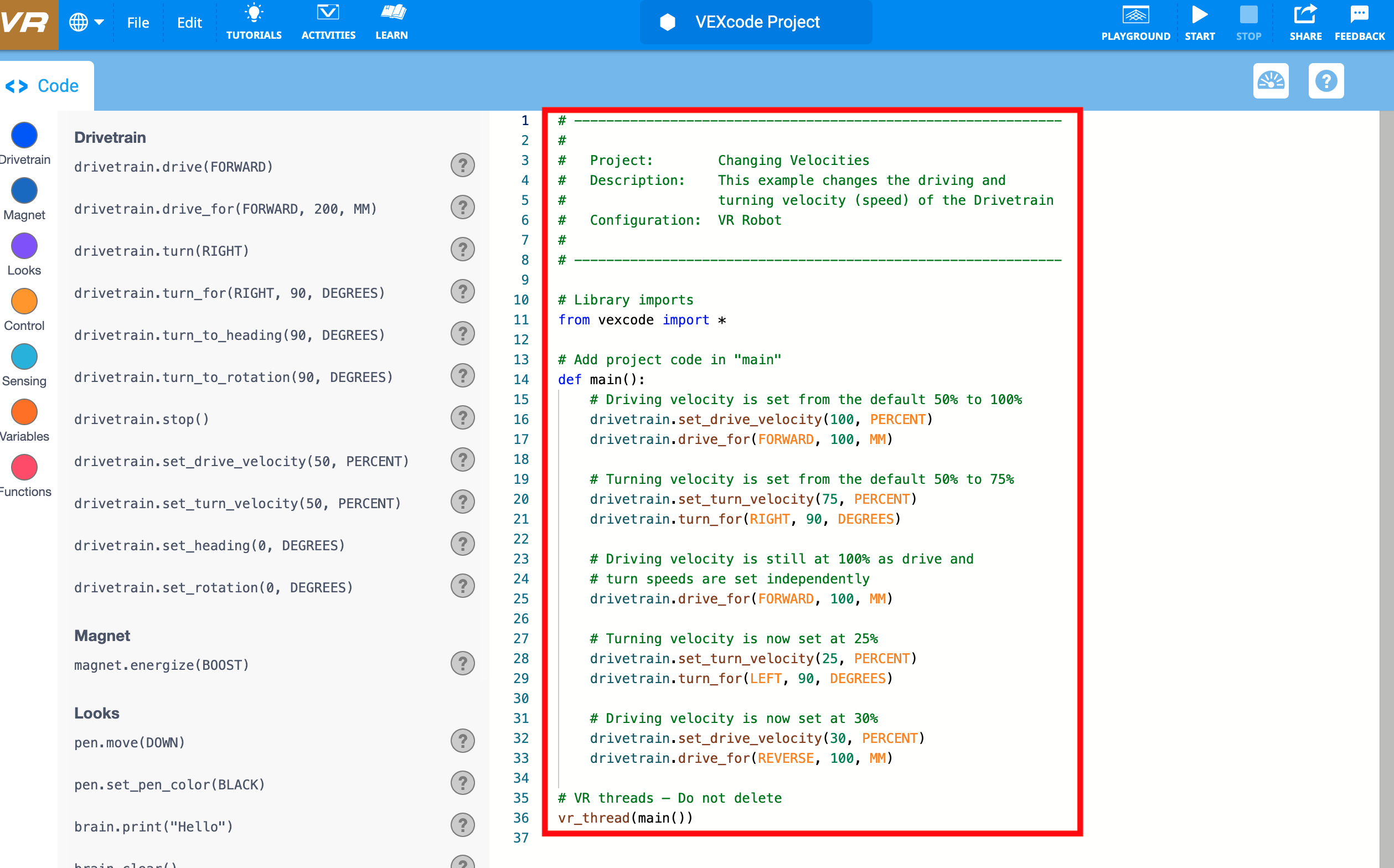 Screenshot dell'interfaccia VEXcode VR che mostra un ambiente di codifica basato su blocchi per la programmazione di un robot virtuale, illustrando concetti e strumenti di codifica disponibili per studenti e insegnanti nei tutorial didattici STEM.