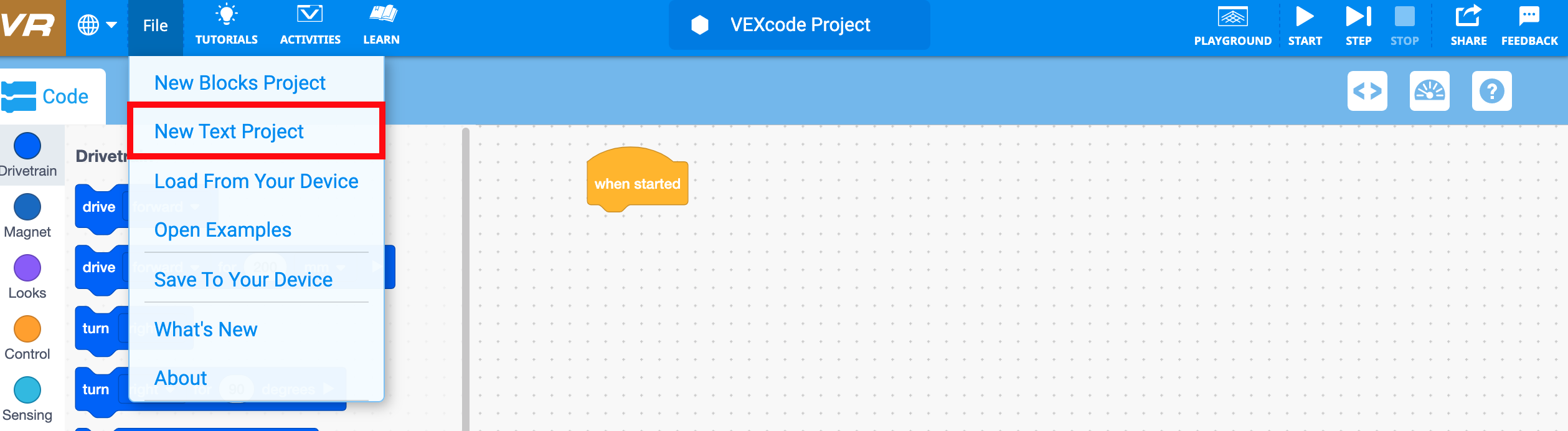 Ảnh chụp màn hình giao diện VEXcode VR hiển thị môi trường mã hóa theo khối, giới thiệu các thành phần và công cụ lập trình để người dùng tìm hiểu các khái niệm mã hóa thông qua robot ảo.