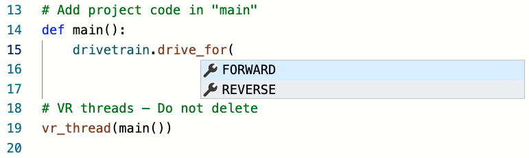 Captura de tela do tutorial do VEXcode VR mostrando o bloco de comando "Drive Forward", ilustrando como programar um robô virtual para avançar, projetado para fins educacionais em codificação e robótica.