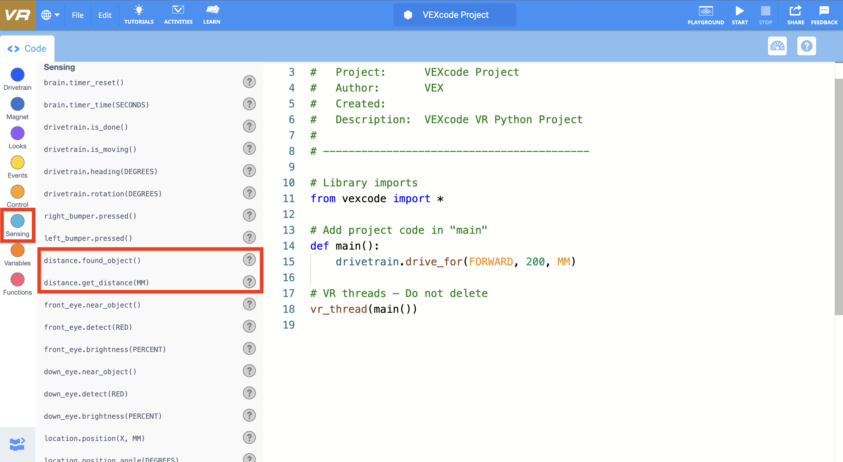 Screenshot dell'interfaccia VR di VEXcode che mostra l'ambiente di codifica basato su blocchi, progettato per insegnare concetti di codifica tramite la robotica virtuale in contesti educativi.