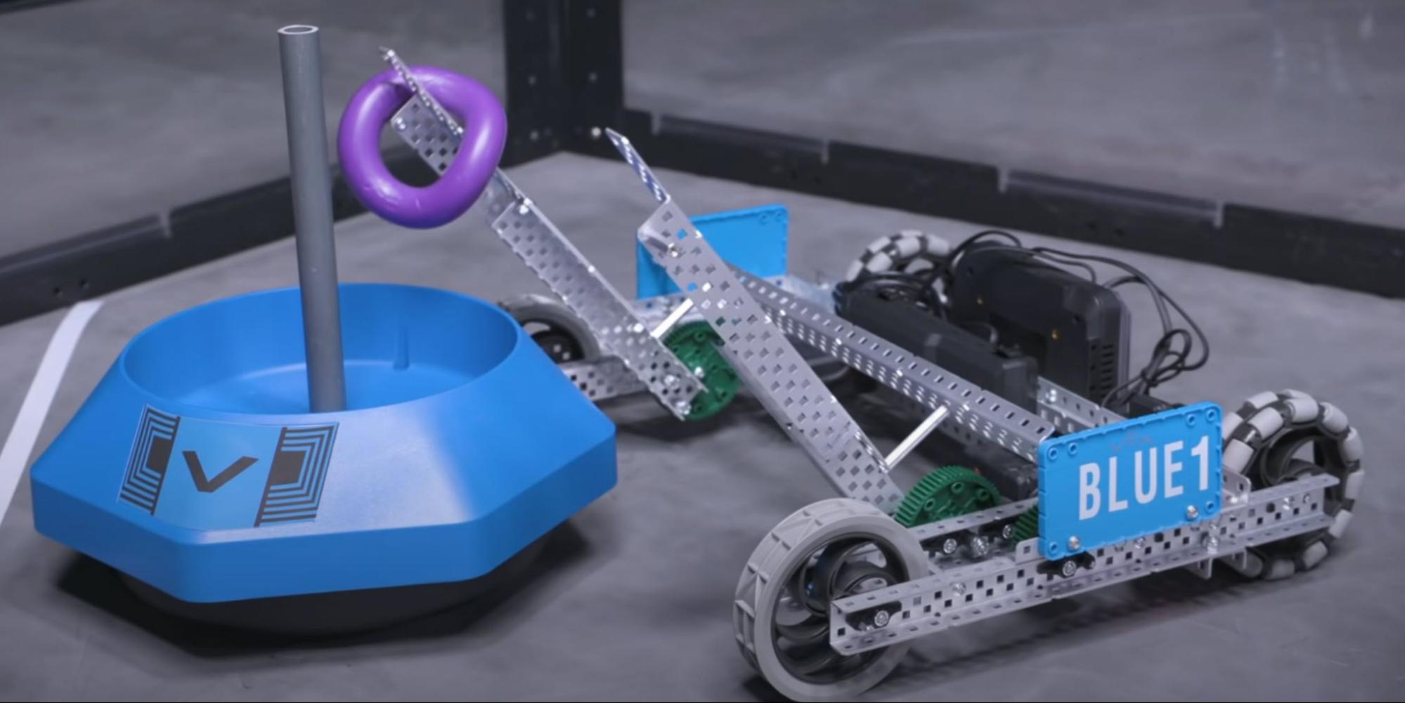 Un robot da competizione che mostra le sue caratteristiche di design, tra cui ruote, sensori e un sistema di controllo, che illustrano le specifiche della categoria V5 per le competizioni di robotica.