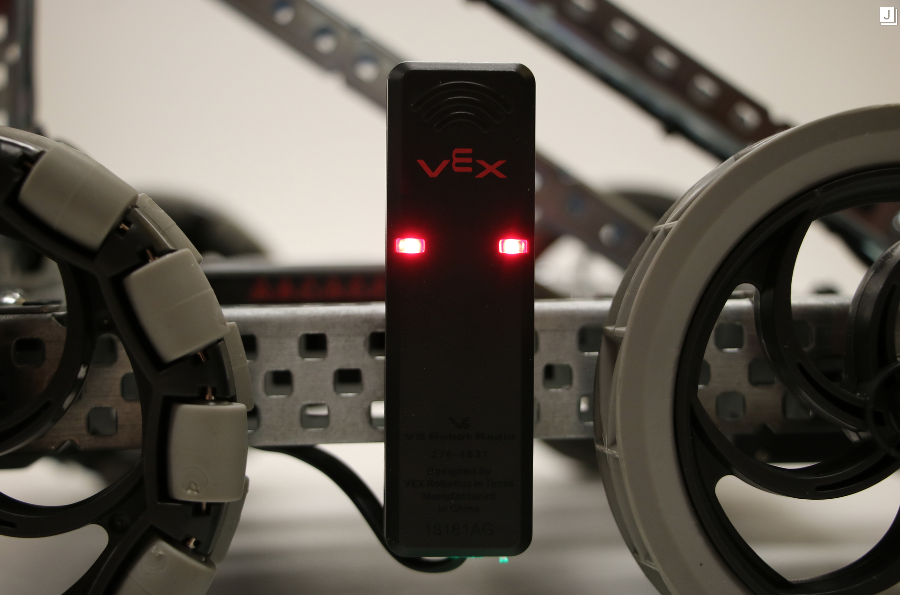 A V5-ös versenyrobot alkatrészeit szemlélteti diagram, beleértve a motorokat, érzékelőket és szerkezeti elemeket, kiemelve ezek elrendezését és funkcionalitását a robottervezésen belül.