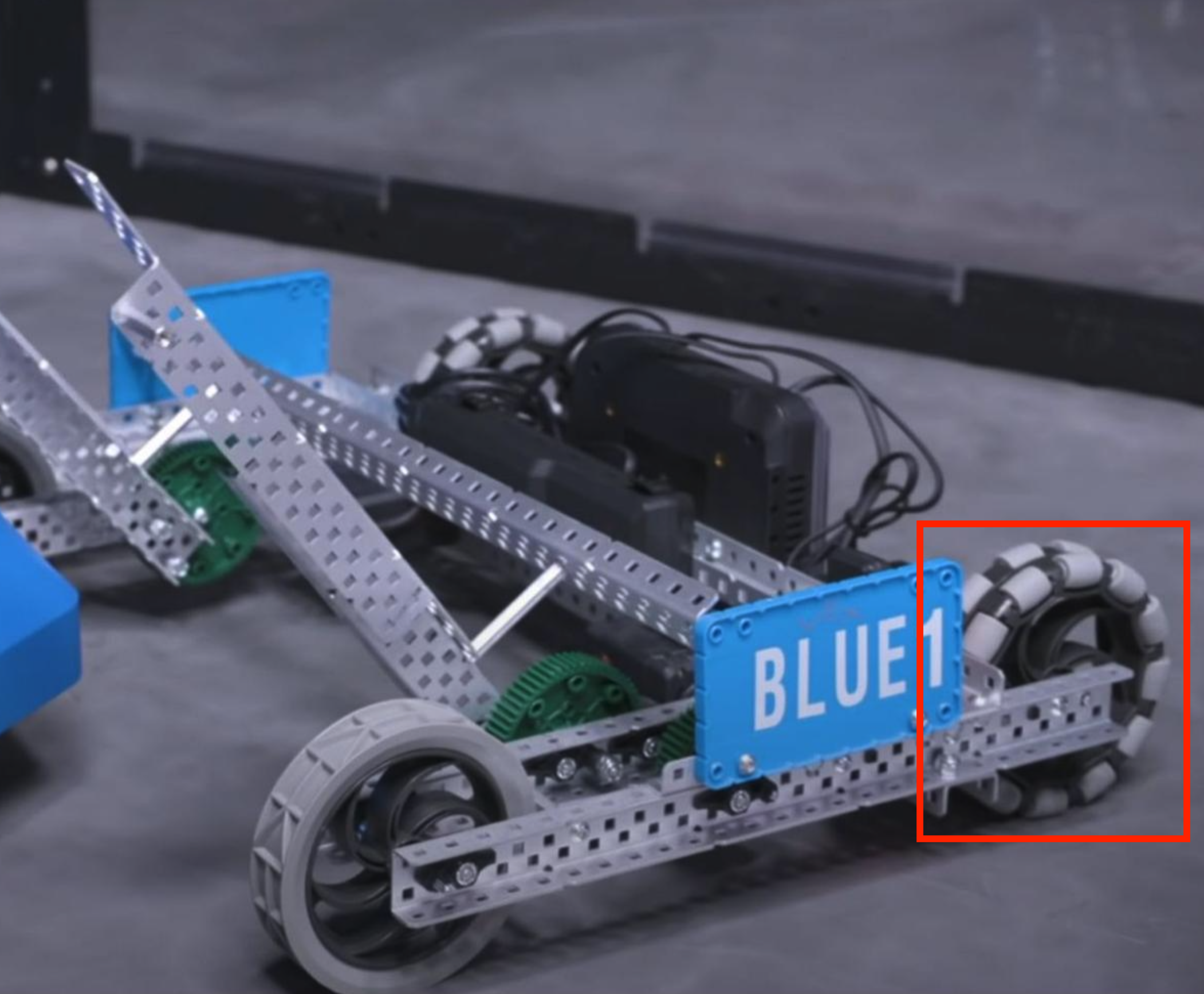 Zrzut ekranu robota biorącego udział w zawodach VEX Robotics, prezentujący jego konstrukcję i komponenty, ilustrujący opis kategorii V5 dla robotów biorących udział w zawodach.