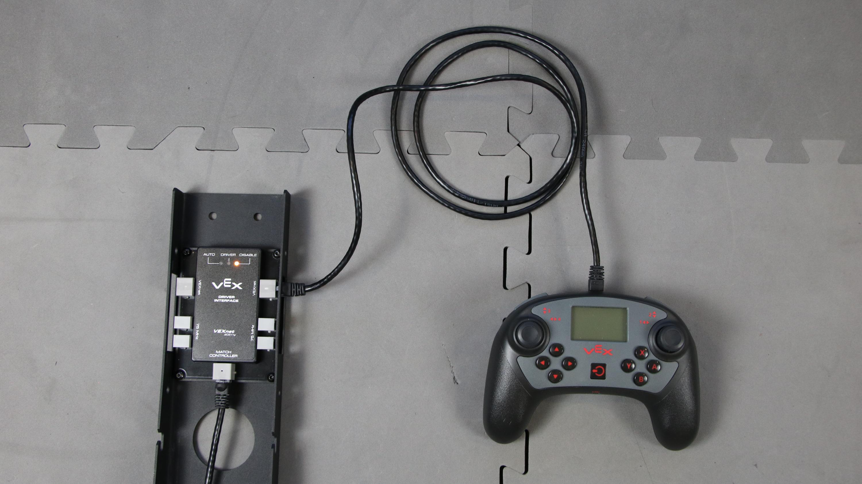 Kaavio, joka havainnollistaa V5-kilpailurobotin komponentteja ja ominaisuuksia, esittelee erilaisia ​​osia, kuten moottoreita, antureita ja rakenneosia, jotka liittyvät V5-kategorian kuvaukseen kilpailurobotiikan yhteydessä.