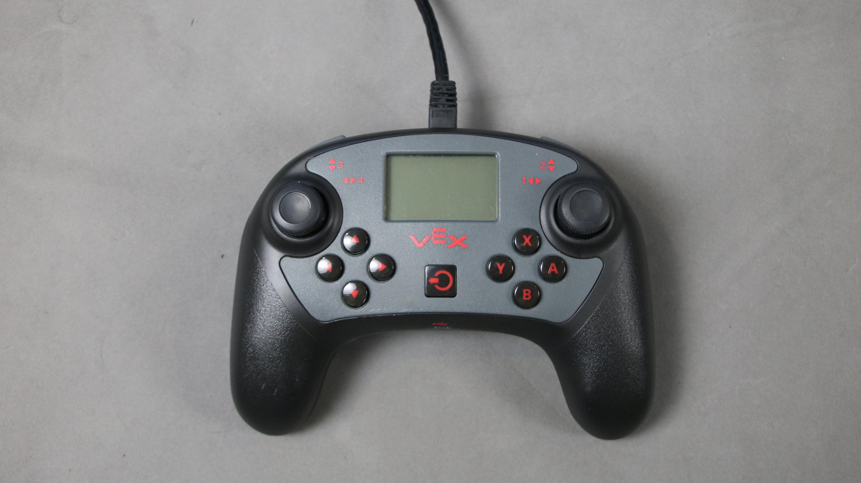 Um robô de competição projetado para a robótica V5, exibindo sua estrutura e componentes, incluindo rodas, sensores e um sistema de controle, em um fundo neutro para enfatizar suas características.