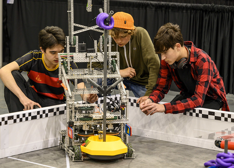 Schema di un robot da competizione V5 che mostra i vari componenti e la loro disposizione, illustrando il design e la funzionalità per la robotica competitiva.