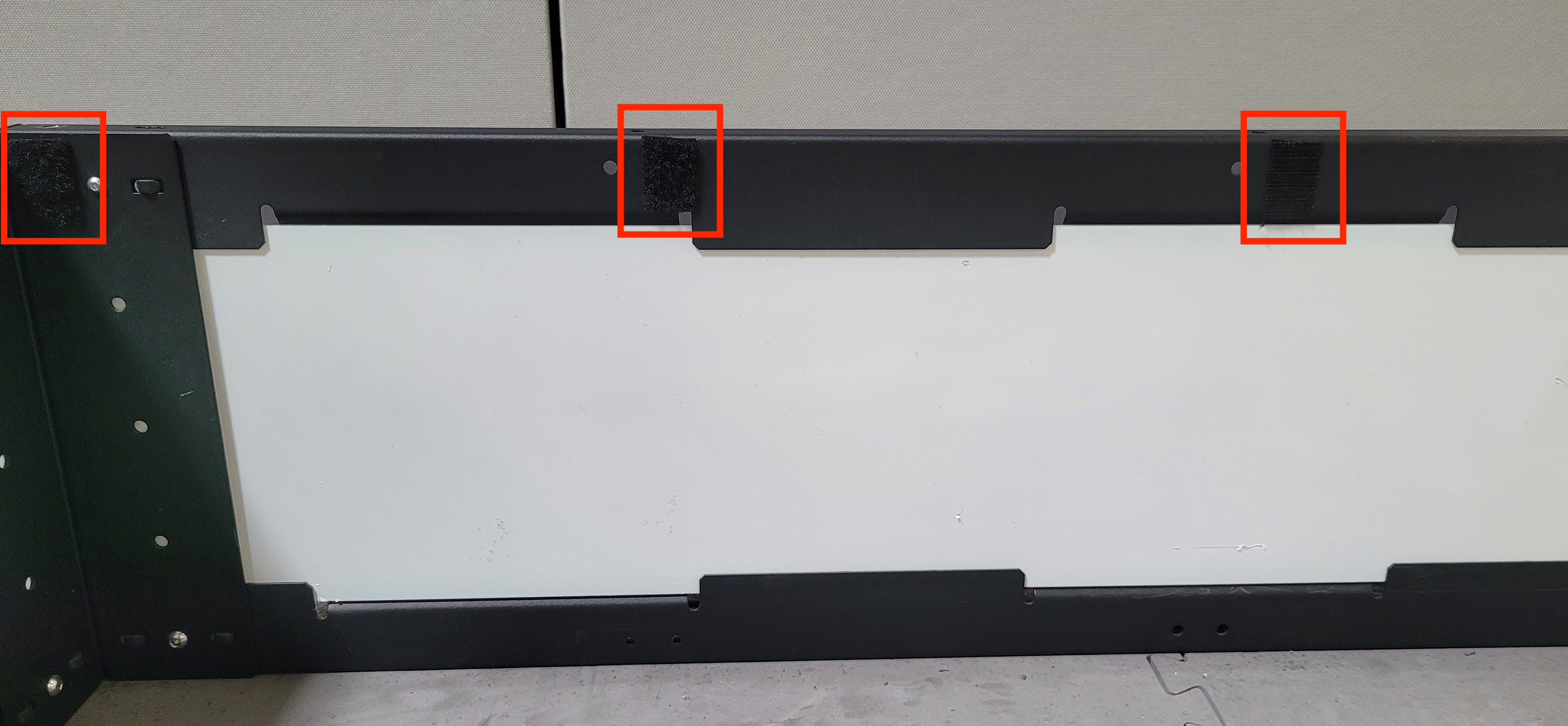 หุ่นยนต์แข่งขันที่ออกแบบมาสำหรับแพลตฟอร์ม V5 โดยจัดแสดงส่วนประกอบเชิงโครงสร้างและคุณลักษณะต่างๆ วางอยู่บนพื้นผิวการทำงาน โดยมีเครื่องมือและวัสดุอยู่เบื้องหลัง