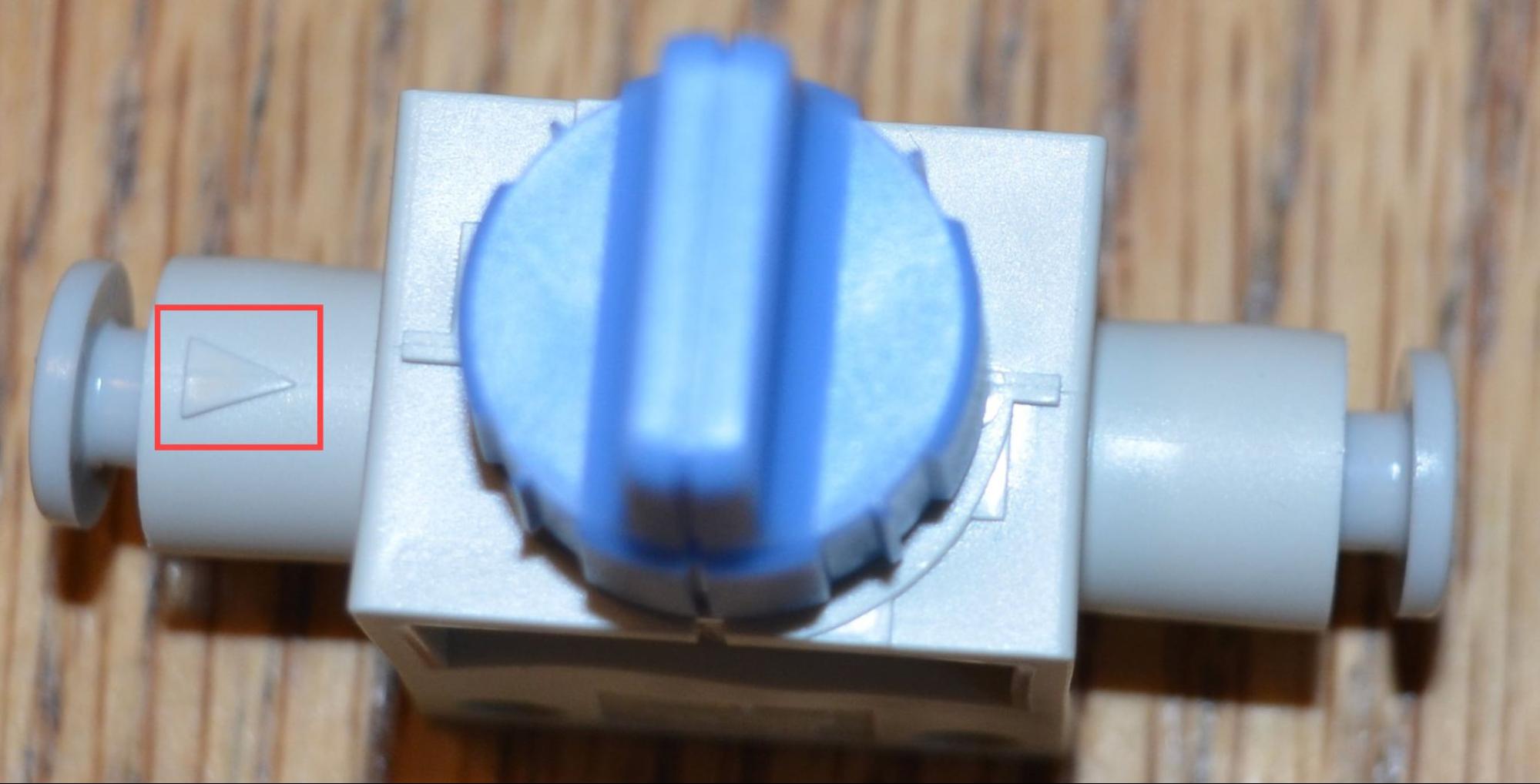 Schéma komponent VEX V5 Legacy Pneumatics, znázorňující různé části a jejich spojení, používané v robotických aplikacích pro efektivní pohyb a ovládání.