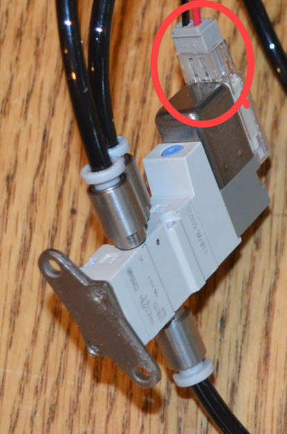 Kaavio, joka havainnollistaa V5-robotiikkajärjestelmien vanhojen pneumatiikan komponentteja ja sijoittelua, korostaen keskeiset osat ja niiden liitännät.