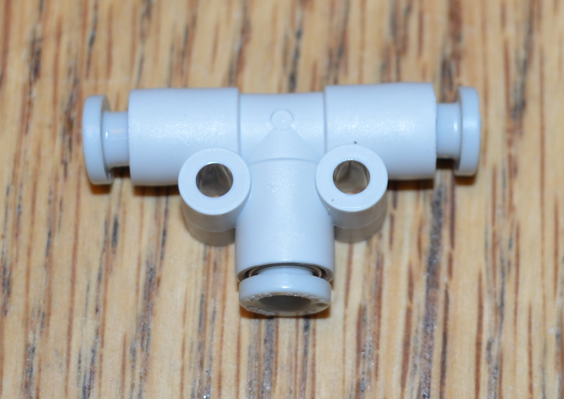 Діаграма, що ілюструє компоненти та компонування застарілої пневматики в робототехнічних системах V5, демонструє різні частини та їхні з’єднання для кращого розуміння пневматичних функцій.