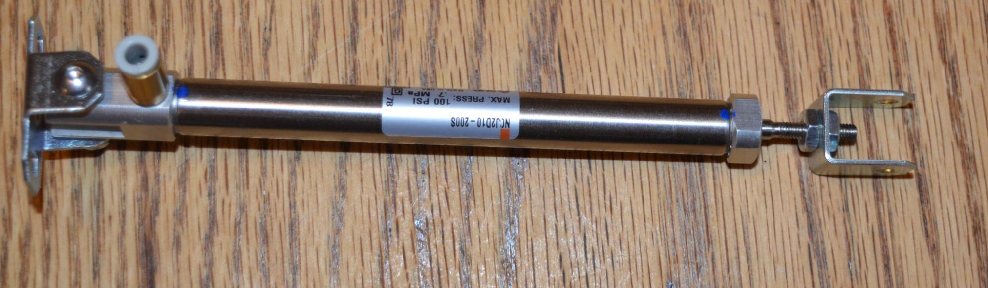 Schéma znázorňující komponenty a uspořádání systému V5 Legacy Pneumatics, zobrazující různé části a jejich připojení pro vzdělávací účely.