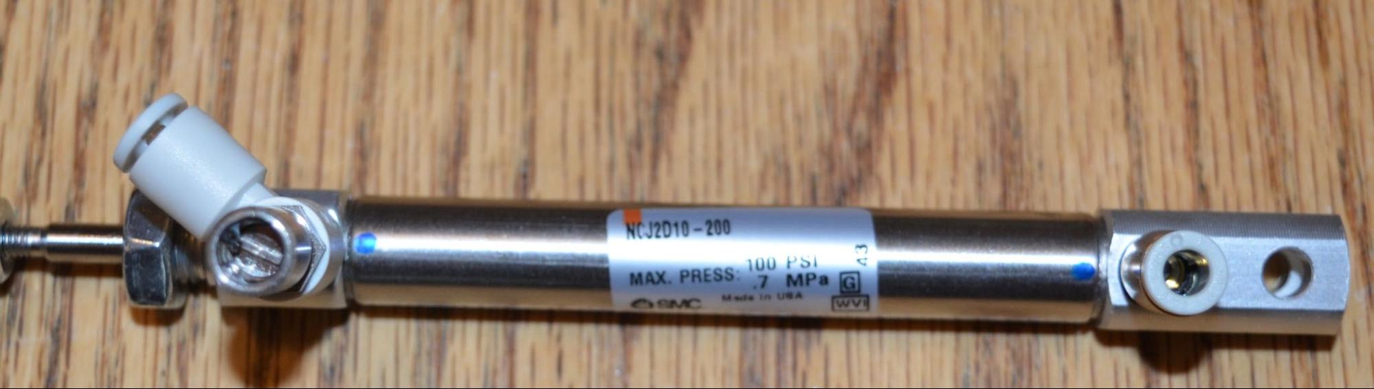 Kaavio, joka havainnollistaa V5 Legacy Pneumatics -järjestelmän komponentteja ja asettelua, esittelee eri osia ja liitäntöjä oikeaa kokoonpanoa ja toimintaa varten.