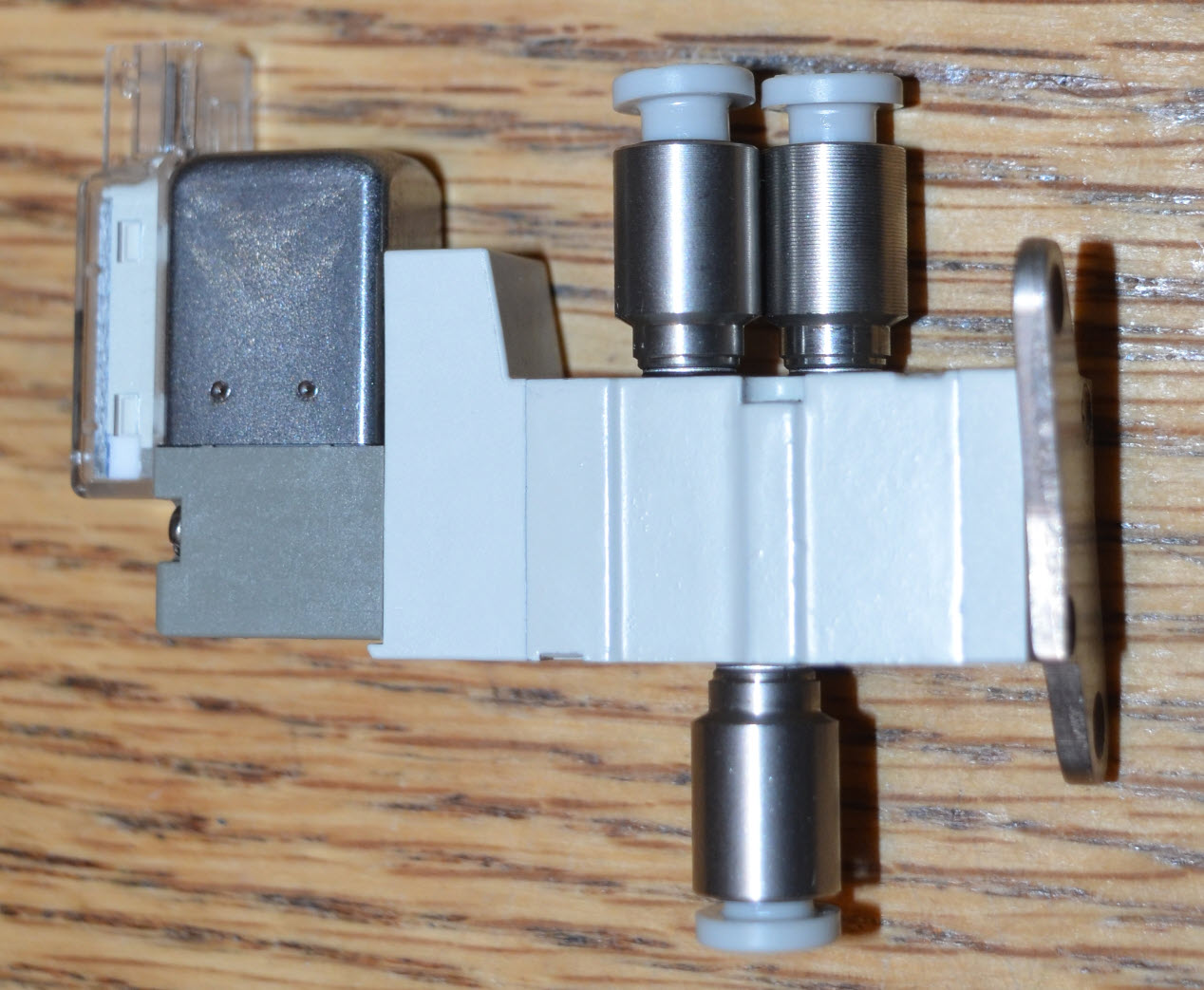 Diagramm, das die Komponenten und das Layout herkömmlicher Pneumatik in der V5-Robotik veranschaulicht und wichtige Teile und ihre Verbindungen zum Verständnis der Systemfunktionalität hervorhebt.