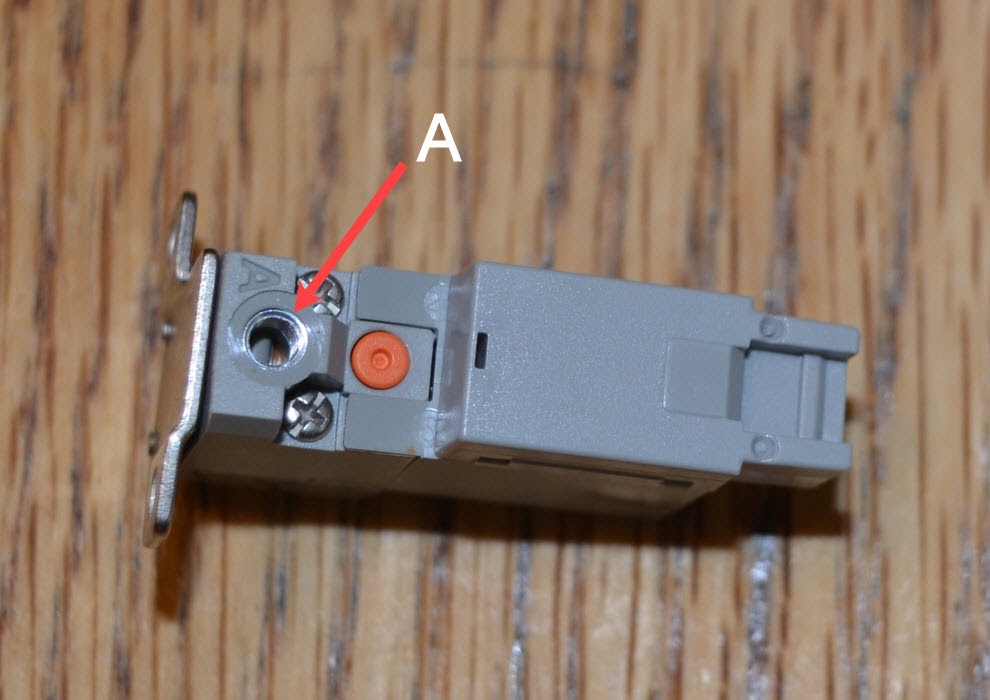 A V5 robotika hagyományos pneumatikájának összetevőit és elrendezését bemutató diagram, beleértve a szelepeket, hengereket és csatlakozókat, hogy segítse a rendszer működésének és kialakításának megértését.