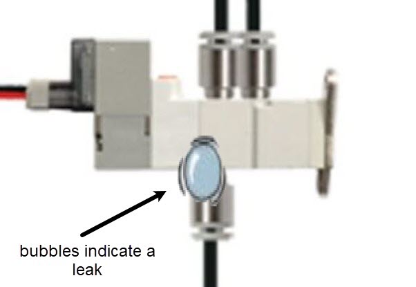 Diagram met de componenten en de indeling van het V5 Legacy Pneumatics-systeem, inclusief kleppen, slangen en drukbronnen, die worden gebruikt in roboticatoepassingen.