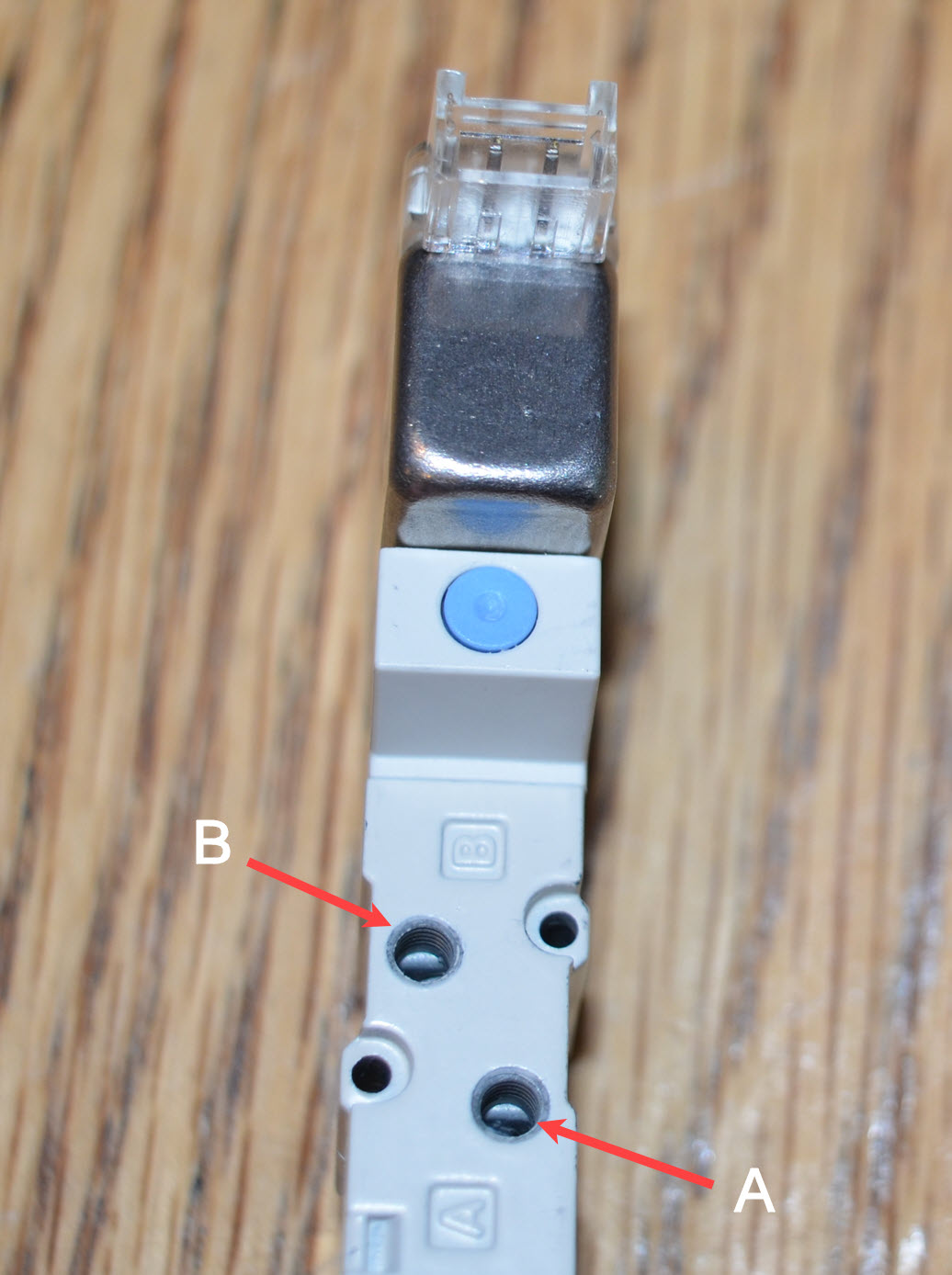 Schéma illustrant les composants et la disposition du système pneumatique V5 Legacy, y compris les pièces étiquetées pour une identification et une compréhension claires des fonctionnalités du système.