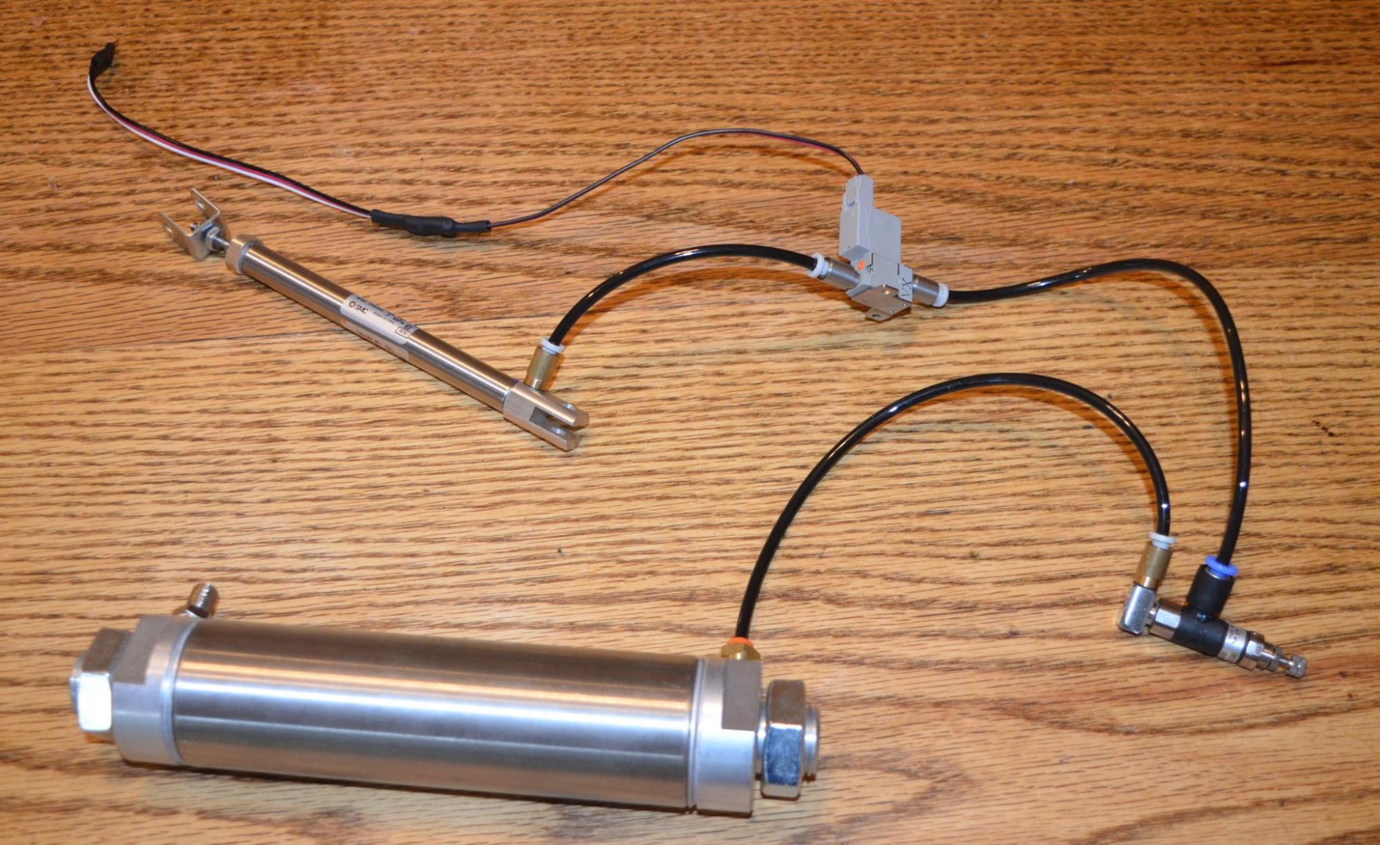 Schéma illustrant les composants et la disposition du système pneumatique VEX V5 Legacy, mettant en évidence les pièces et les connexions clés pour une utilisation efficace dans les applications robotiques.