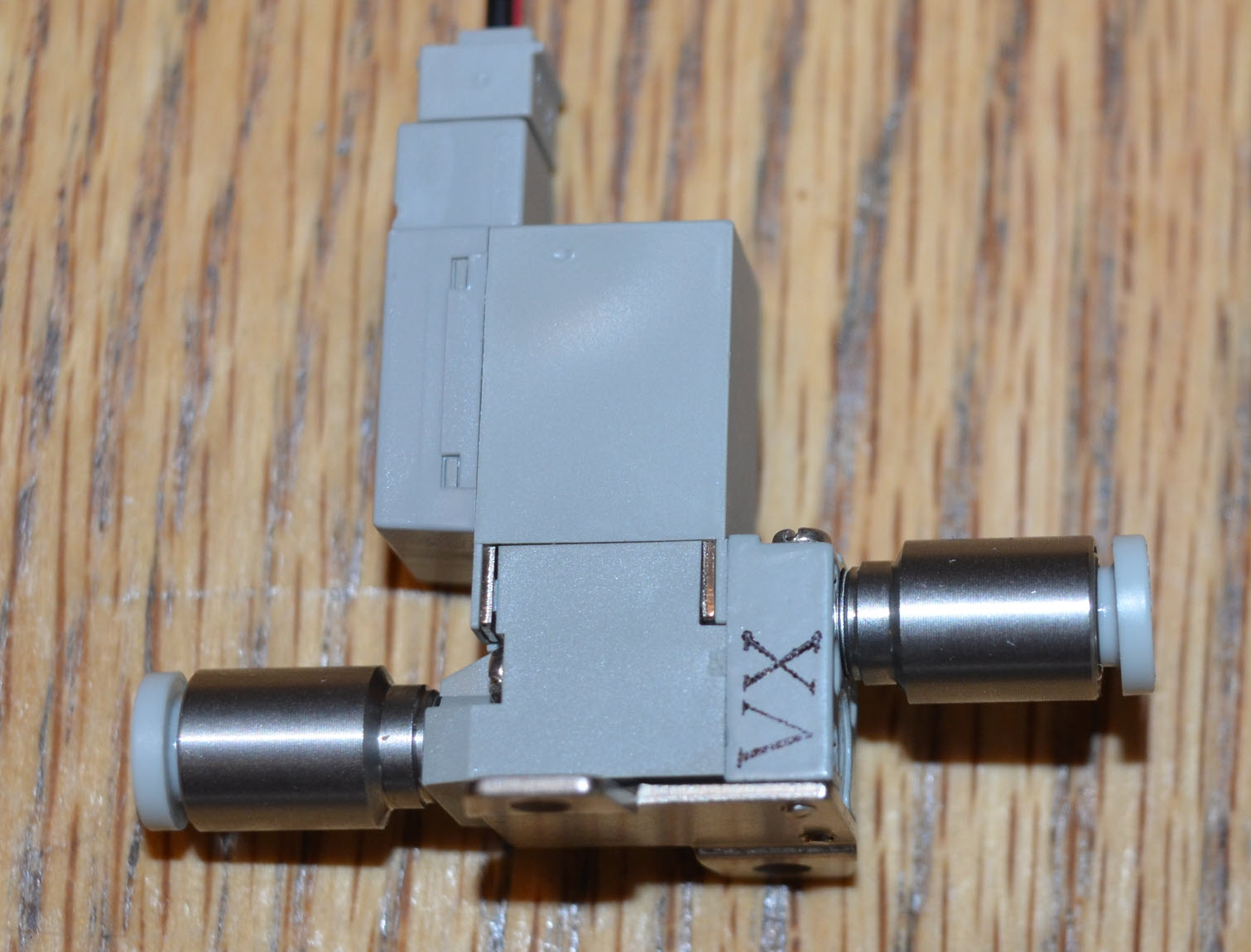 VEX V5 Legacy Pneumatics жүйесінің құрамдас бөліктері мен орналасуын суреттейтін диаграмма, негізгі бөліктер мен олардың білім беру мақсаттары үшін қосылымдарын бөлектейді.