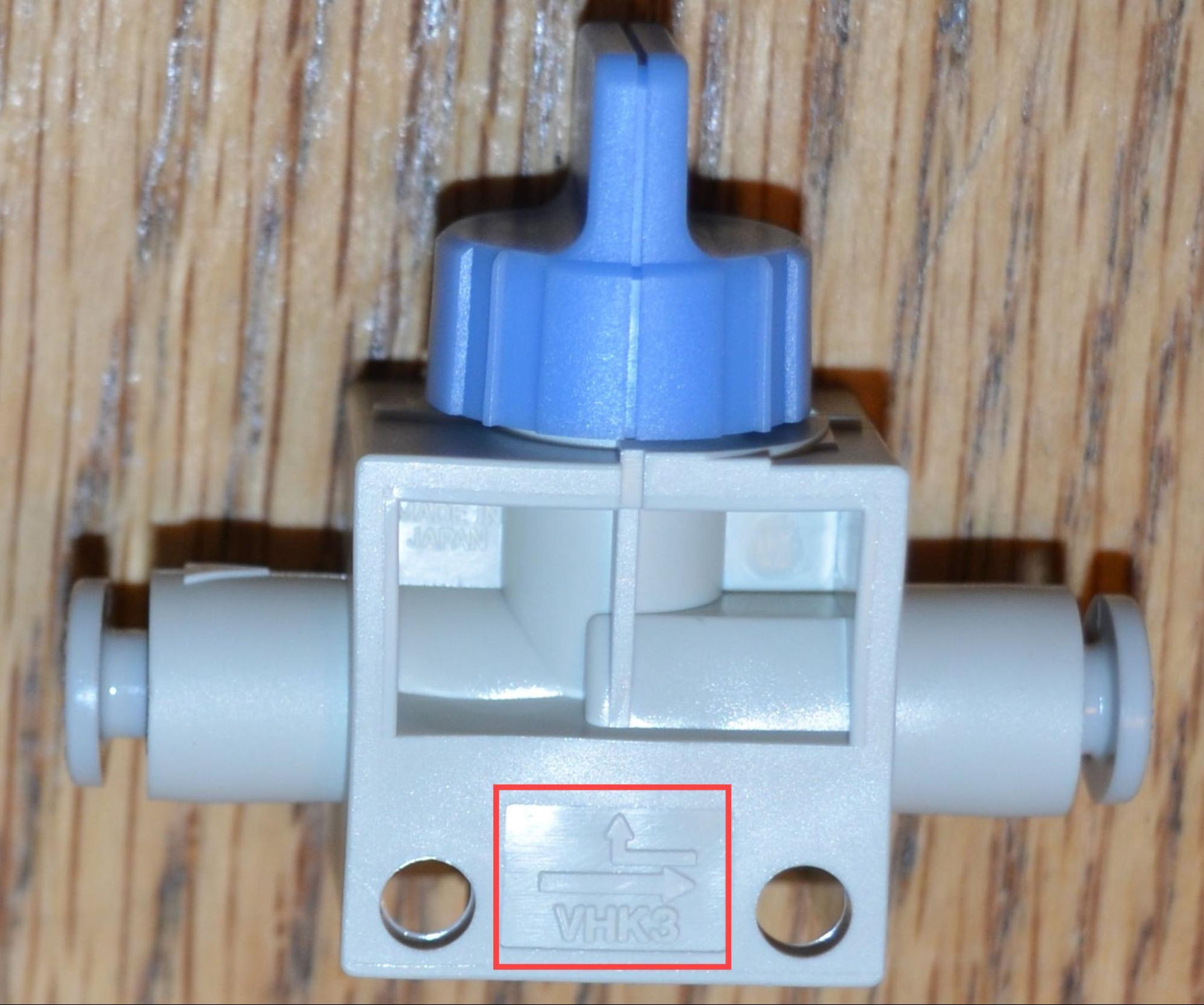 Sơ đồ minh họa các thành phần và cách bố trí của hệ thống V5 Legacy Pneumatics, bao gồm van, xi lanh và kết nối, được sử dụng trong các ứng dụng robot.