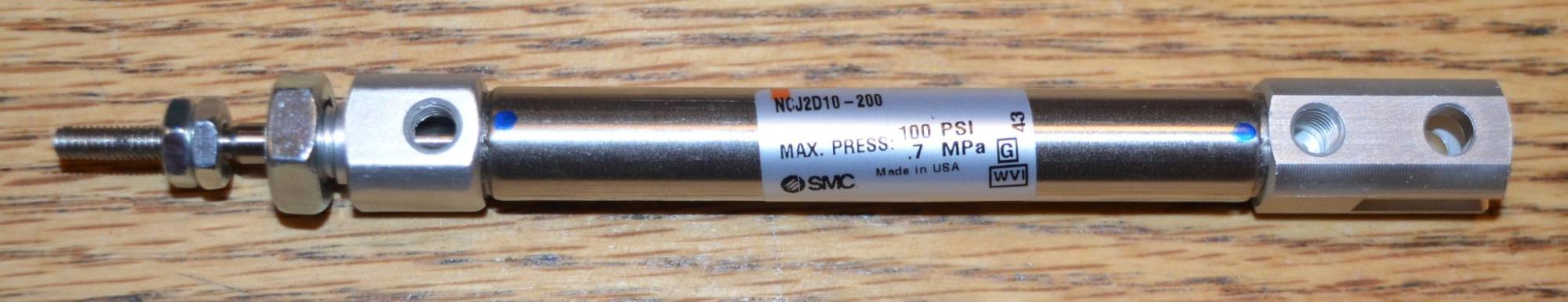 Sơ đồ minh họa các thành phần và cách bố trí của hệ thống V5 Legacy Pneumatics, bao gồm nhiều bộ phận khí nén khác nhau và các kết nối của chúng, có liên quan đến robot VEX.