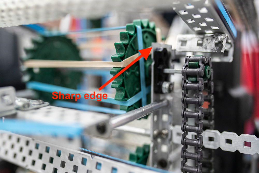 Imagen que muestra bordes afilados en un componente mecánico, enfatizando las preocupaciones de seguridad en la categoría de robótica V5.