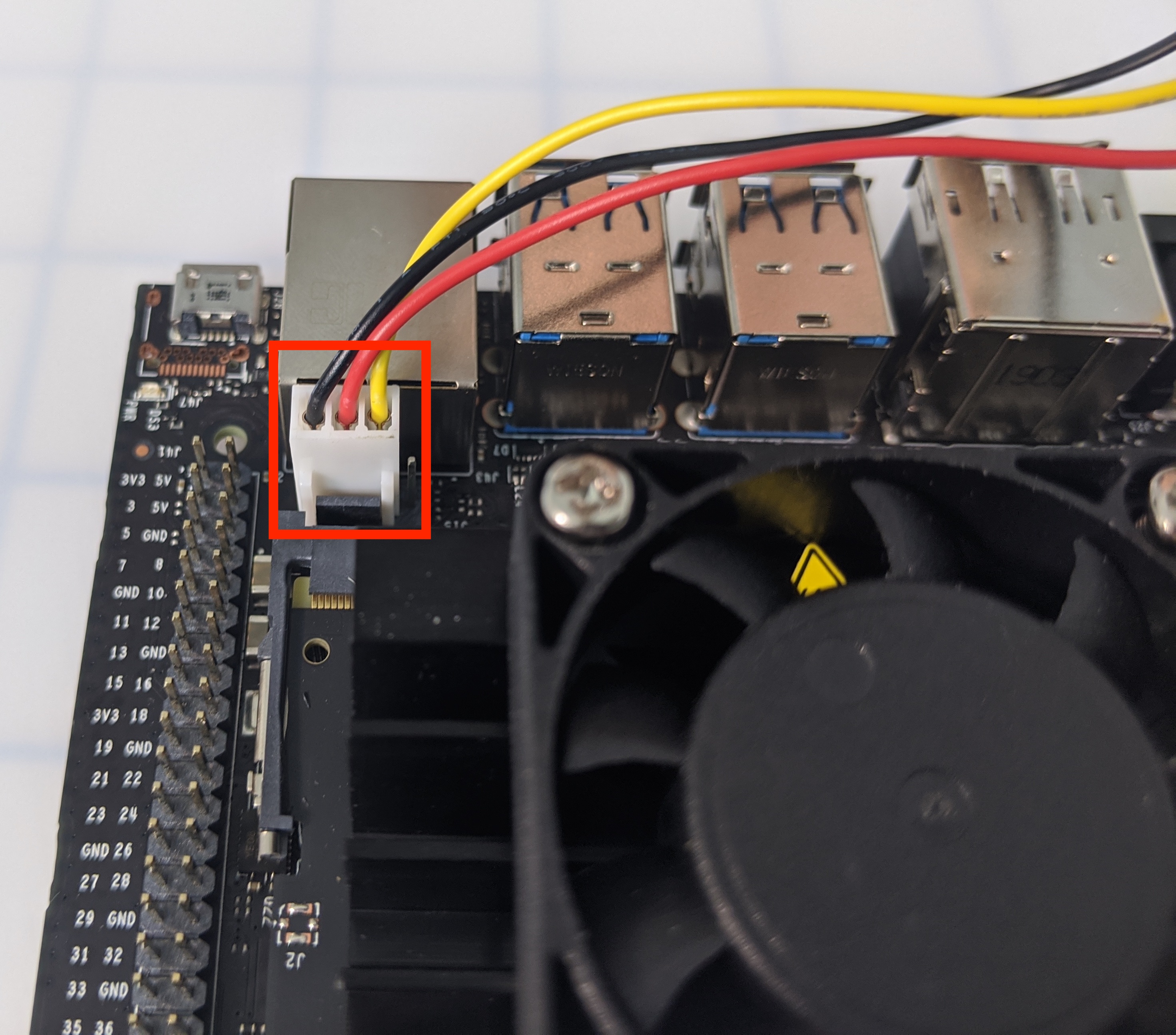 Diagram ter illustratie van het installatieproces voor VEX AI, met gelabelde componenten en verbindingen om gebruikers te helpen hun VEX-roboticasysteem effectief te configureren.