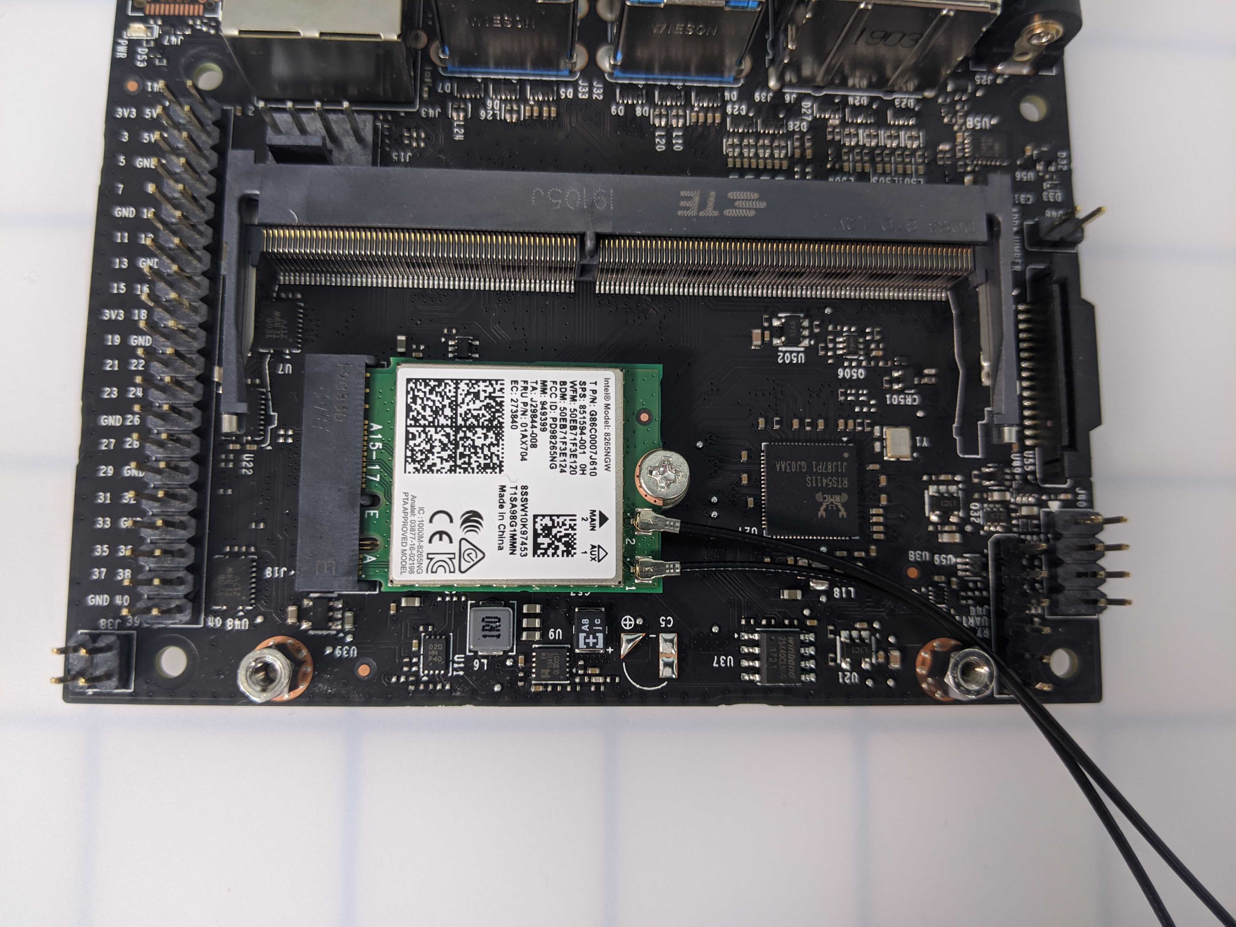 Nahaufnahme einer auf einer Platine montierten Schraube, die die im VEX-KI-Setup für die Robotik verwendeten Komponenten zeigt.