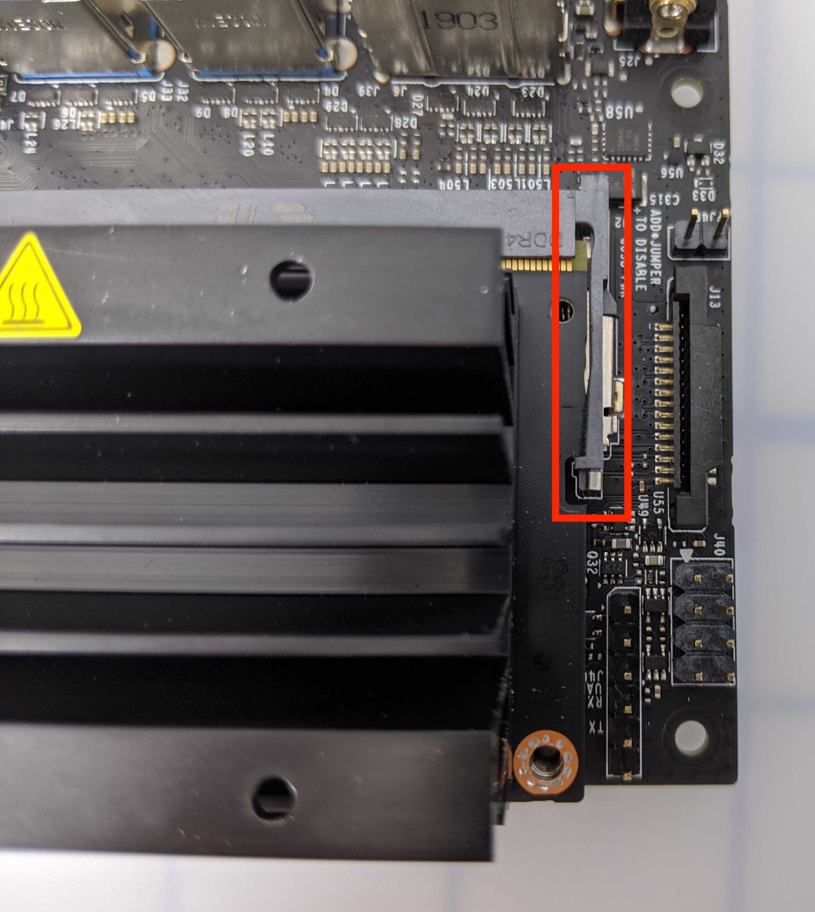 Diagrama que muestra los clips del disipador de calor VEX AI con componentes etiquetados para una configuración adecuada en el sistema robótico VEX V5.