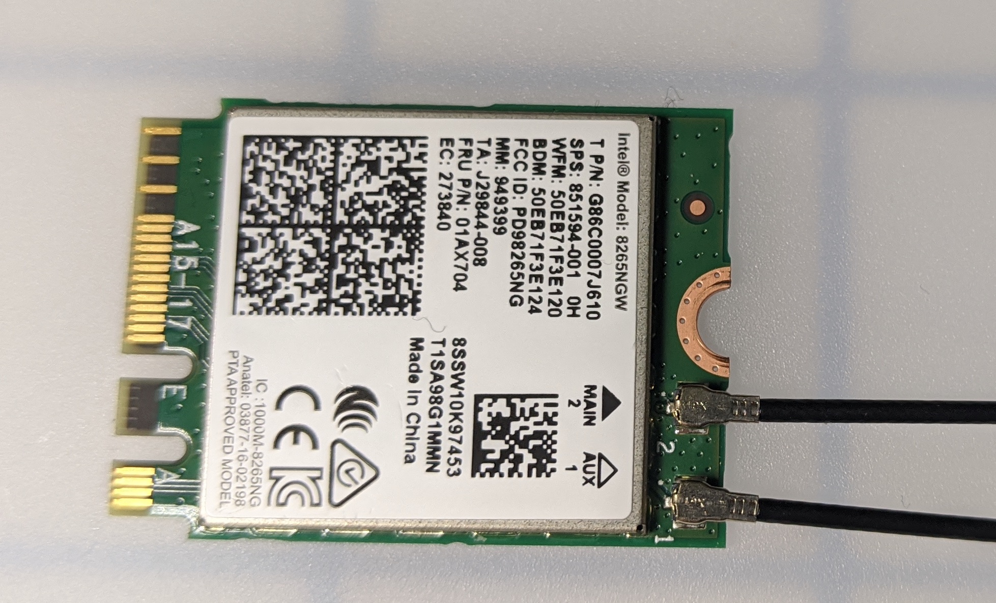 Primer plano de una configuración de IA VEX, con varios componentes y cableado, que ilustra el proceso de configuración de la robótica VEX en el contexto de la descripción de la categoría V5.