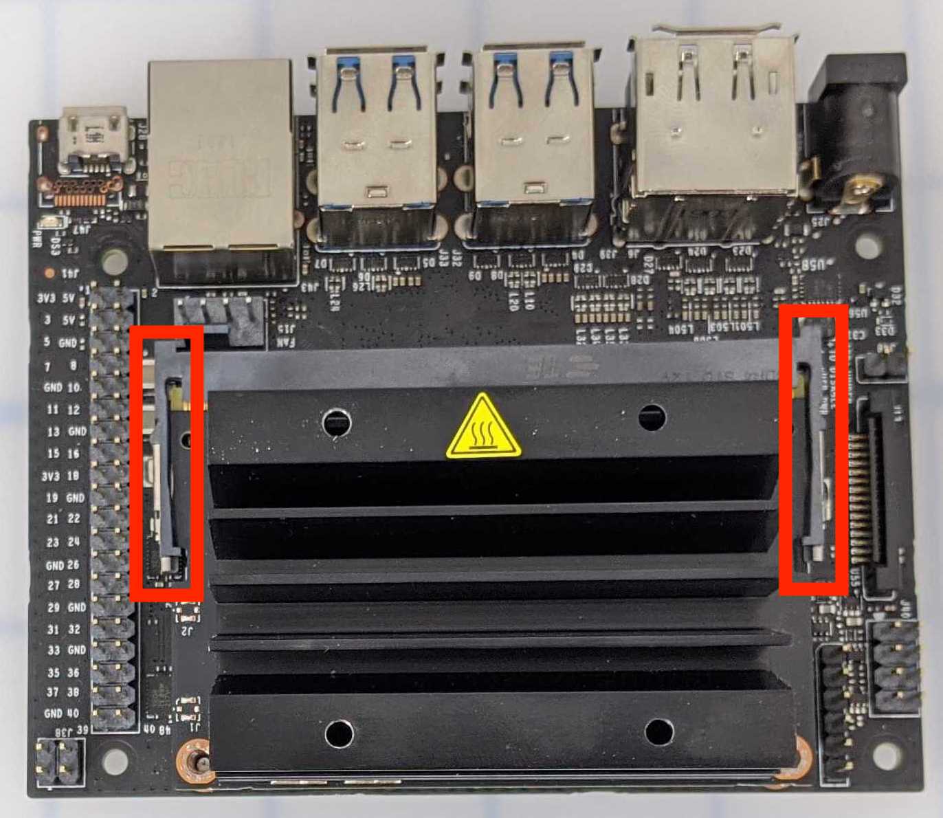 Dois clipes do VEX AI lado a lado, mostrando seu design e recursos para configurar o VEX AI em aplicações de robótica.