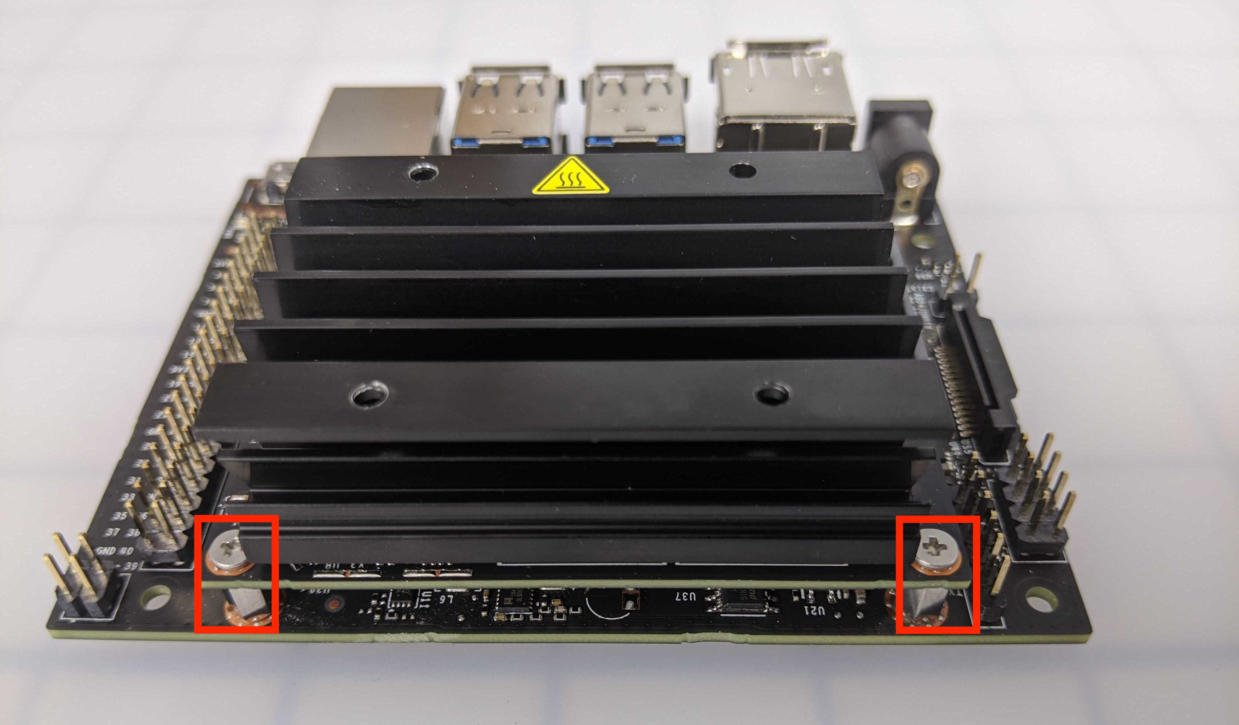 Diagram heatsink dua sekrup dengan komponen berlabel, mengilustrasikan pengaturannya untuk aplikasi VEX AI.