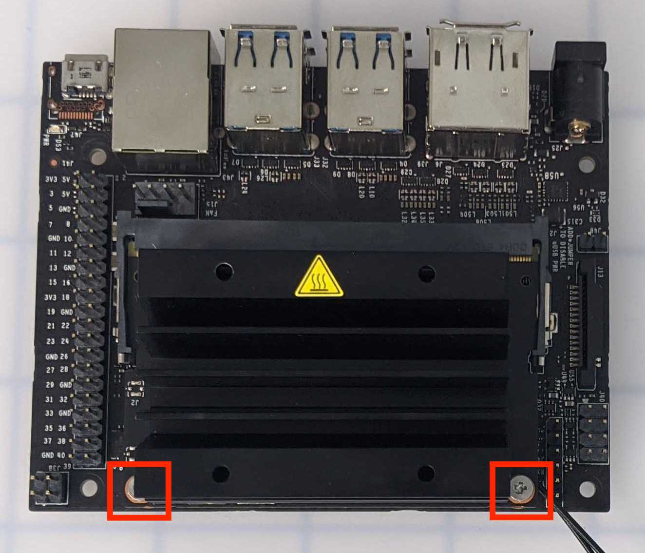 Primer plano de los tornillos finales que se instalan en una configuración de VEX AI, que ilustra el proceso de ensamblaje de los componentes de robótica V5.