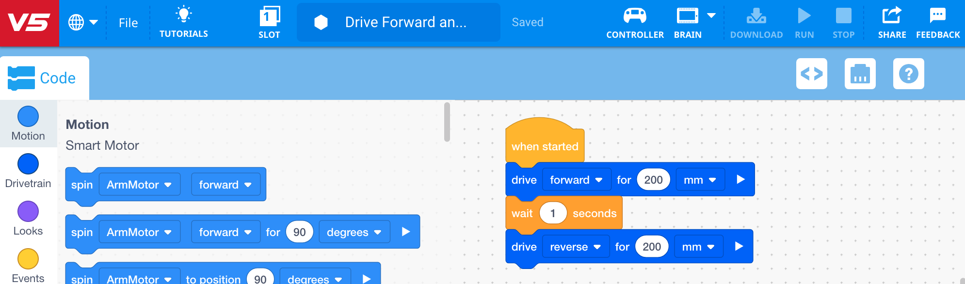 Screenshot dell'interfaccia di programmazione VEX V5 Blocks, che mostra vari blocchi di programmazione e la loro disposizione per i tutorial didattici.