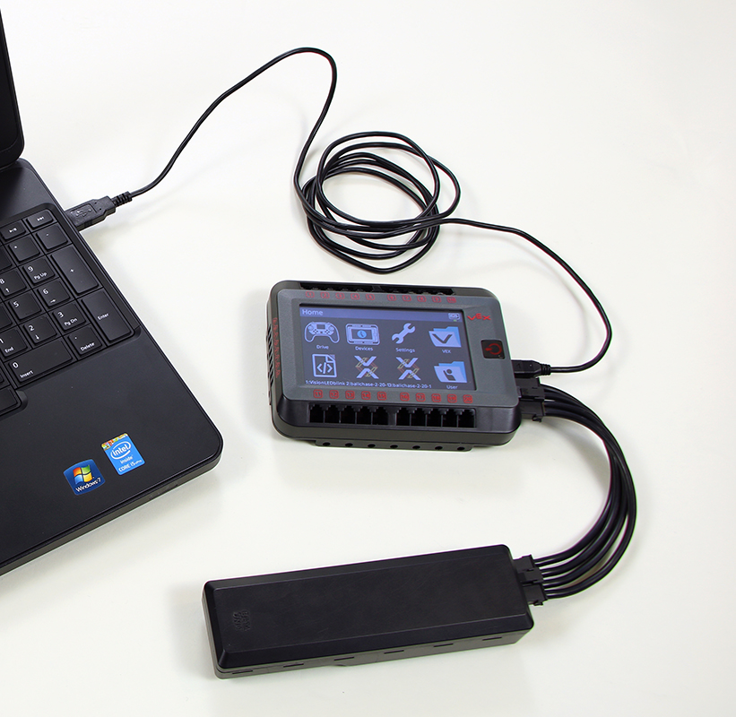 Zdjęcie urządzenia USB BrainConnect, służącego do łączenia się z mózgiem VEX V5, prezentujące jego konstrukcję i funkcje w kontekście łączenia się z mózgiem w zastosowaniach robotyki.