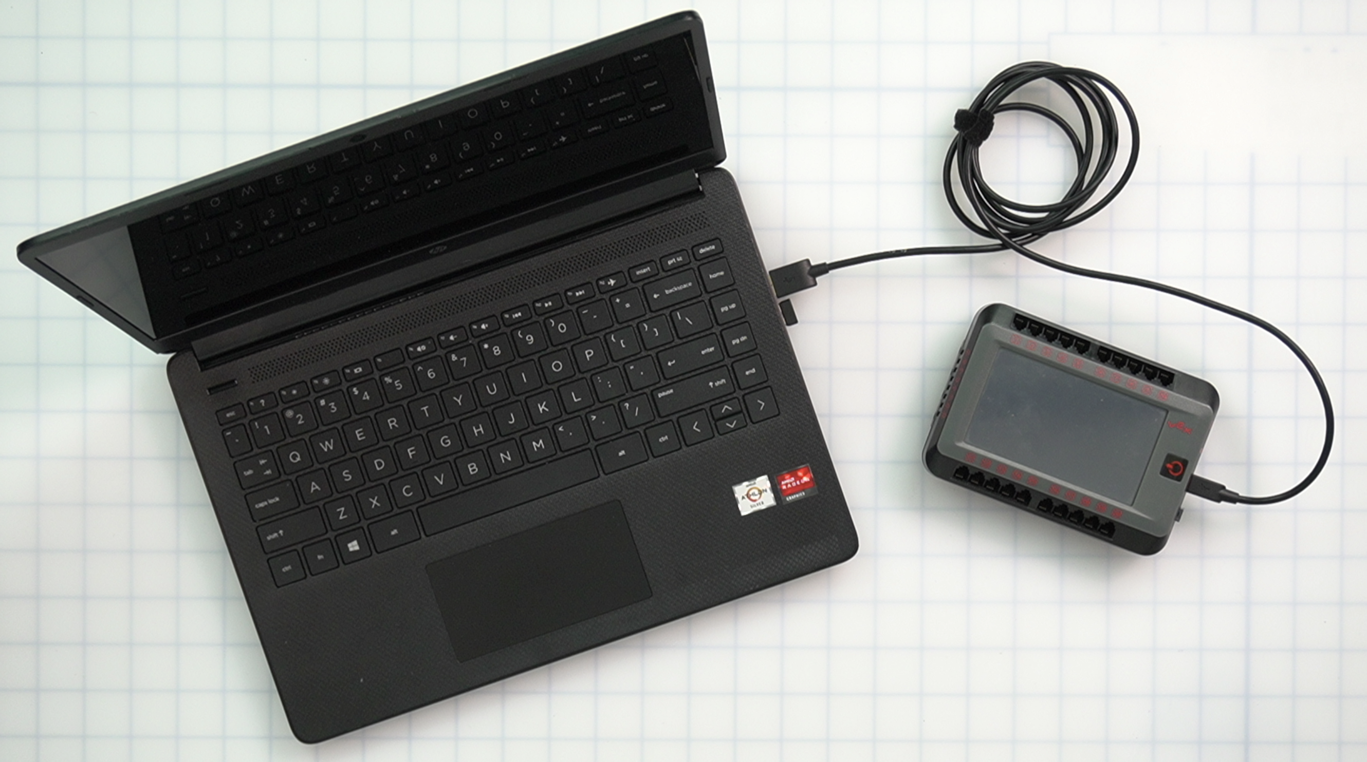 VEX V5 Brain への接続プロセスを示す図。適切なセットアップと統合のためにラベルの付いたポートとコンポーネントを示しています。