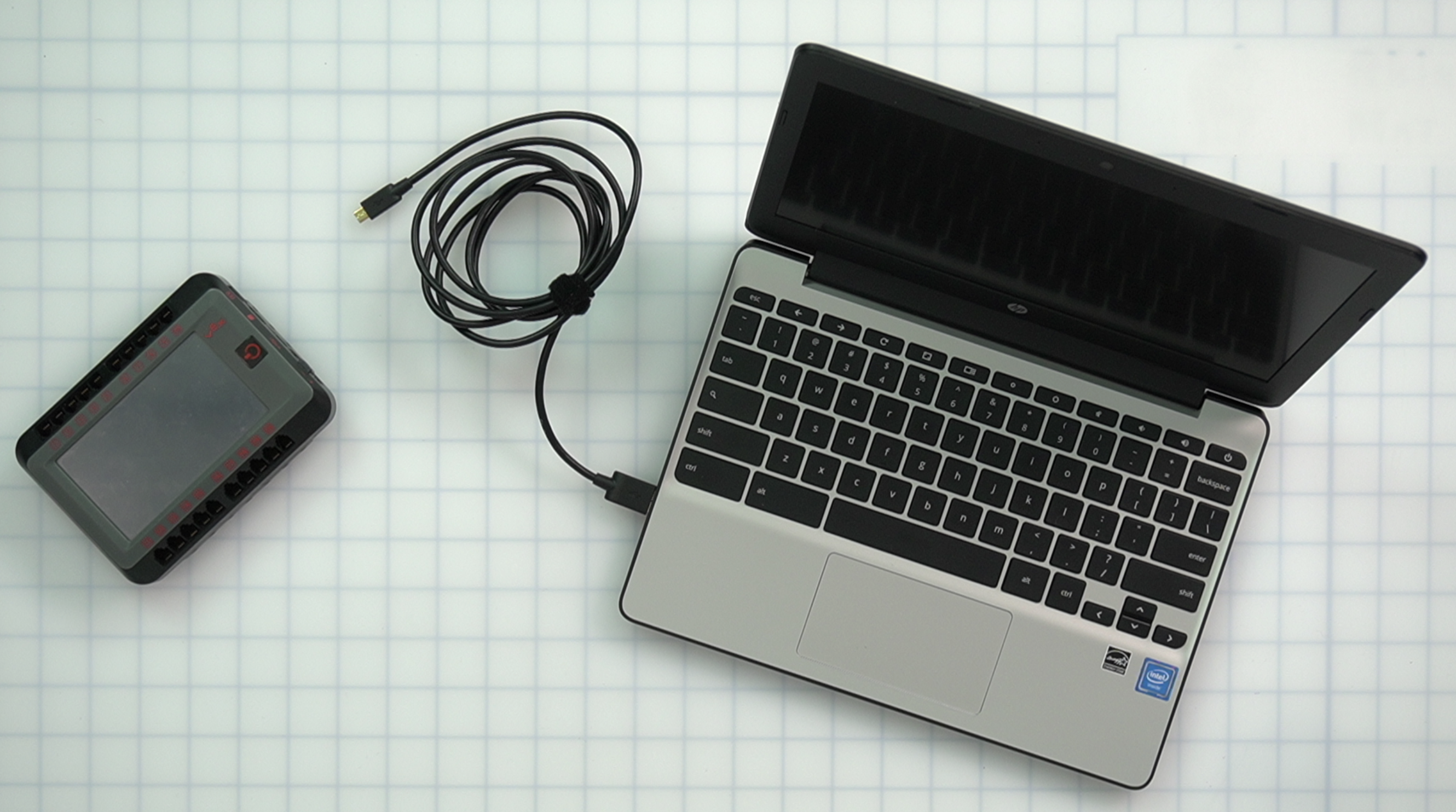 Діаграма, яка показує, як підключити Chromebook V5 до Brain, ілюструє необхідні порти та кабелі для успішного підключення.