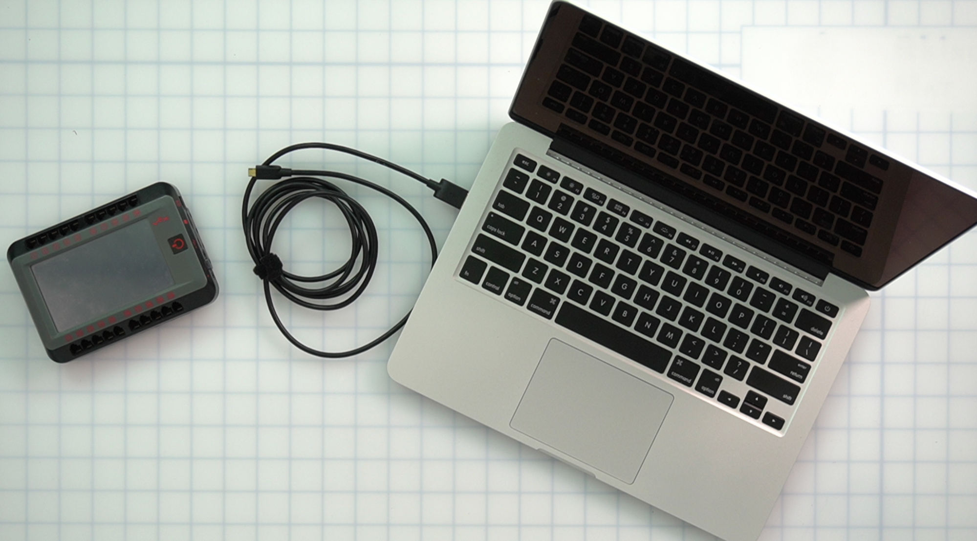 V5 миына қосылу процесін суреттейтін диаграмма, V5 жүйесі мен оның ми блогы арасында байланыс орнатуға арналған негізгі компоненттер мен порттарды бөлектейді.